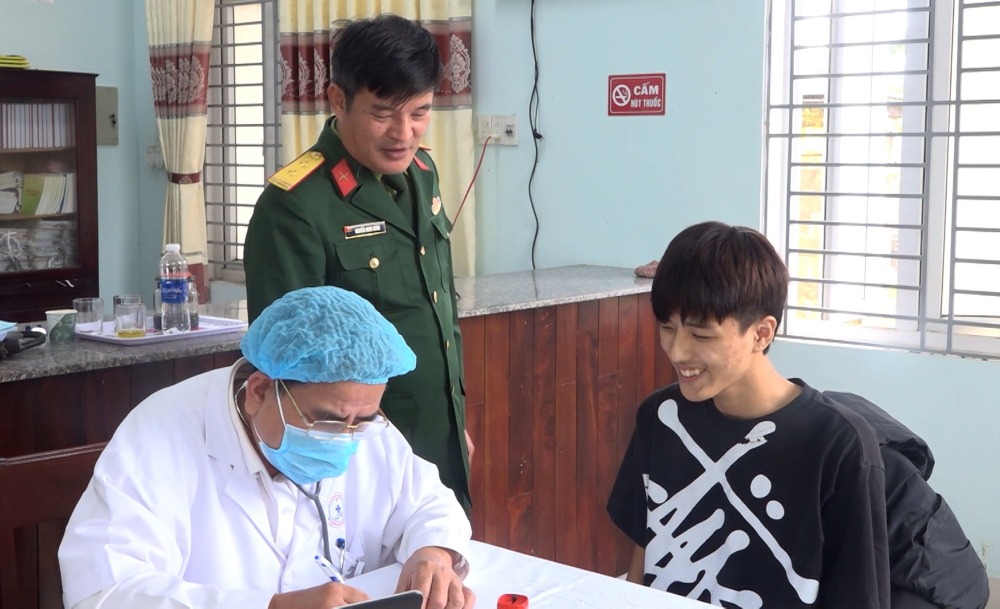 임무를 받기 위해 떠날 준비가 된 병역 검진에 들떠 있는 후에 청년들. 사진: 꽝다오