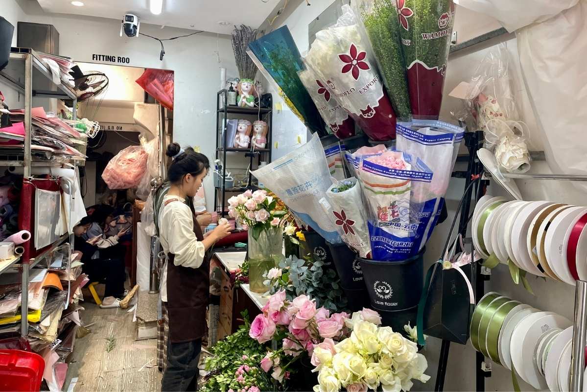 Business households with a revenue of over 1 billion VND will be required to create sales invoices generated from cash registers, connected to tax authorities. Photo: Thanh Binh