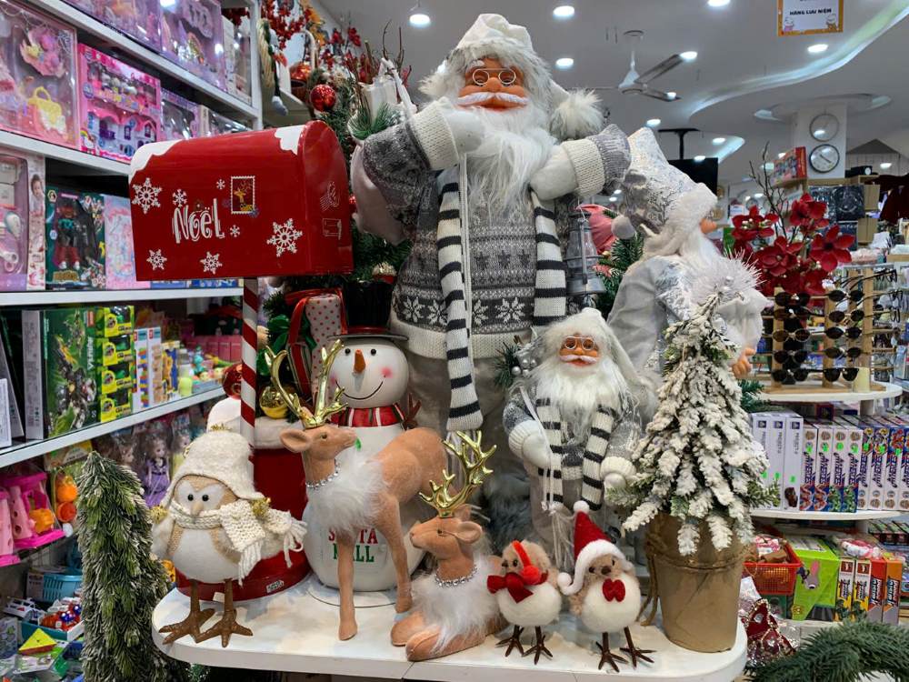 Nhiều mẫu mã ông già Noel đặc sắc. Ảnh: Thanh Huyền