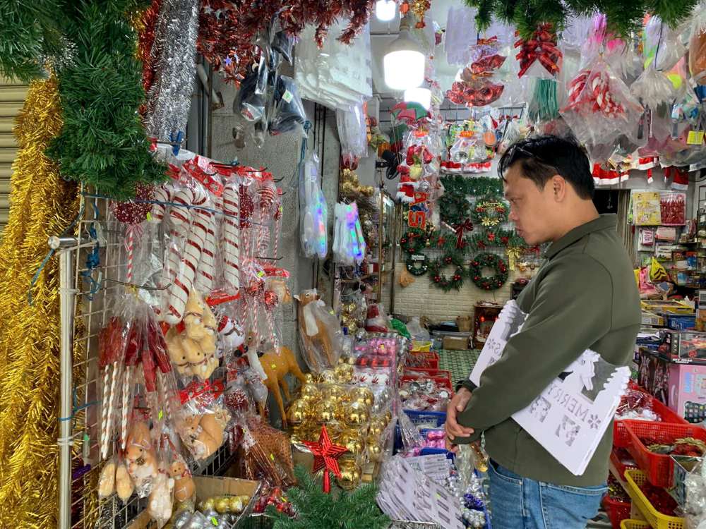 Không khí Giáng sinh ngập tràn trên nhiều tuyến phố ở Đà Nẵng. Ảnh: Thanh Huyền