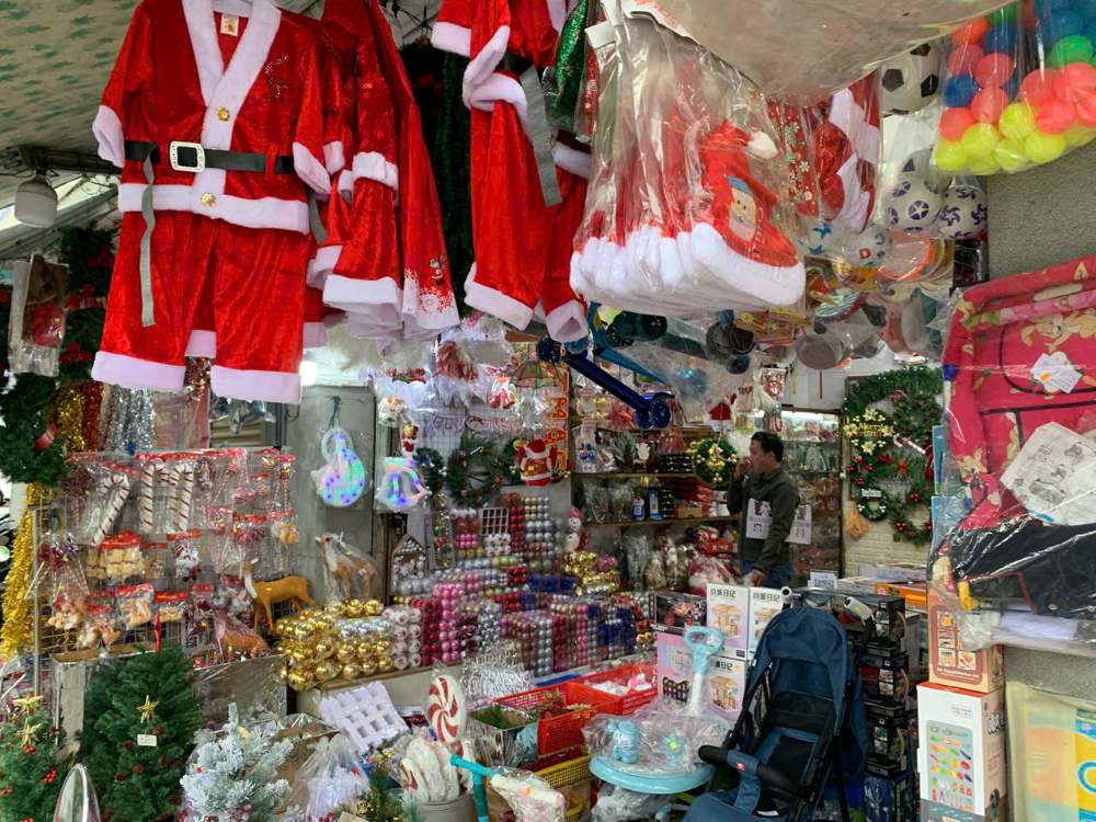 Theo các tiểu thương, giá cả năm nay vẫn không thay đổi so với năm ngoái. Ảnh: Thanh Huyền