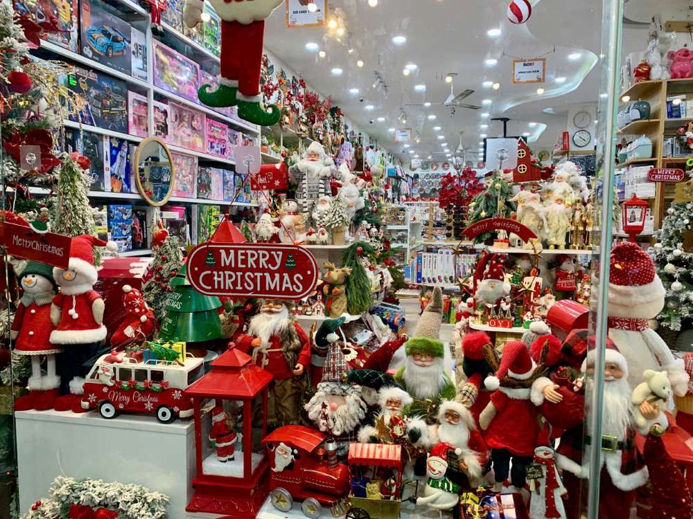 Đa dạng các mặt hàng trang trí Giáng sinh tại Đà Nẵng. Ảnh: Thanh Huyền