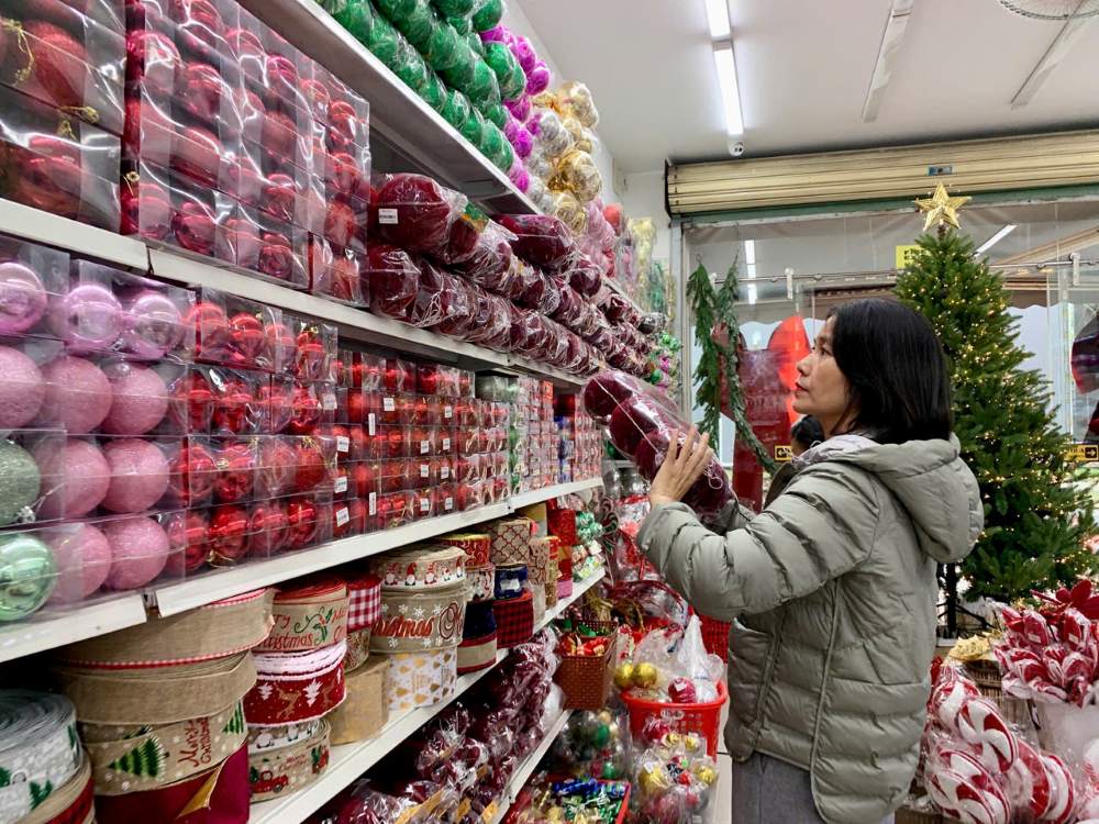 Theo các tiểu thương, thị trường đồ trang trí Giáng sinh năm nay không rộn ràng như kỳ vọng. Ảnh: Thanh Huyền