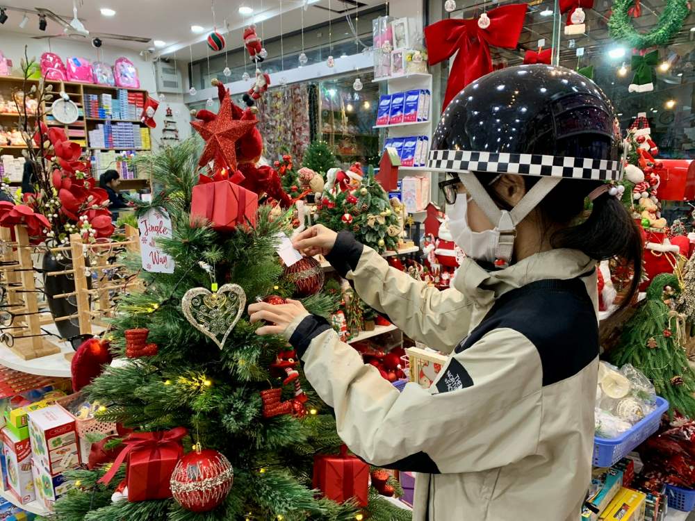 The Da Nang Christmas decoration market is quiet. Photo: Thanh Huyen
