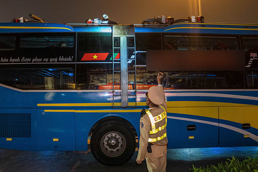 ハノイ交通警察は、夜間にあまりにも多くの人を乗せて走行し、バイクを屋根に押し上げた一連の旅客バスを発見した