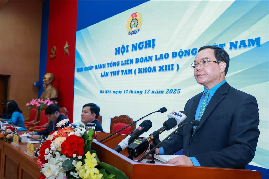 President of the Vietnam General Confederation of Labor Nguyen Dinh Khang delivered the opening speech at the 8th Conference of the Executive Committee of the Vietnam General Confederation of Labor (term XIII). Photo: Hai Nguyen