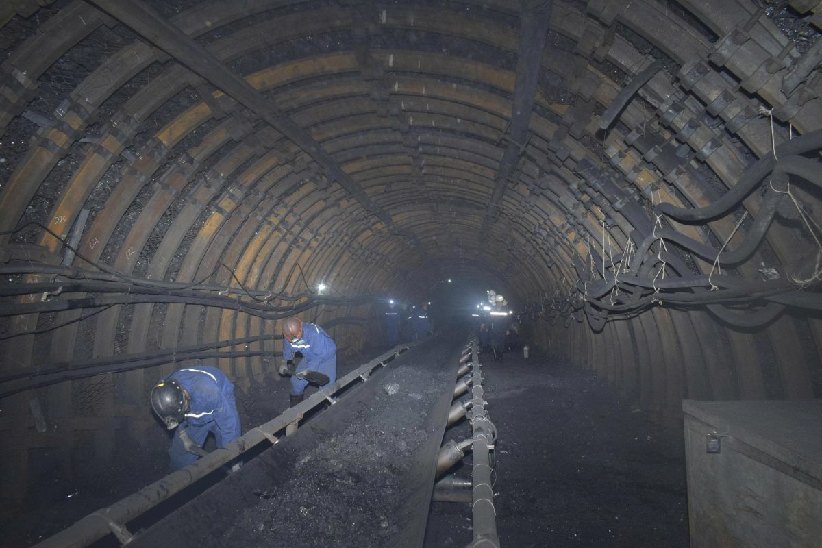 Nui Beo石炭株式会社の窯作業員が300mの深さで作業しています。写真:Nguyen Hung