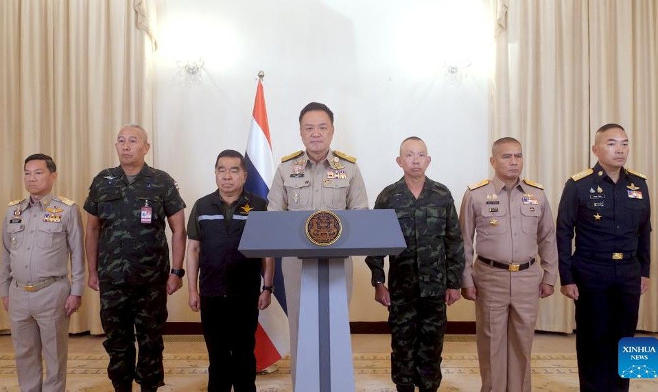 タイのアントニン・チャンビラクル首相(左)が、カンボジアとの緊張が高まる中、2025年12月8日に演説。写真:Xinhua