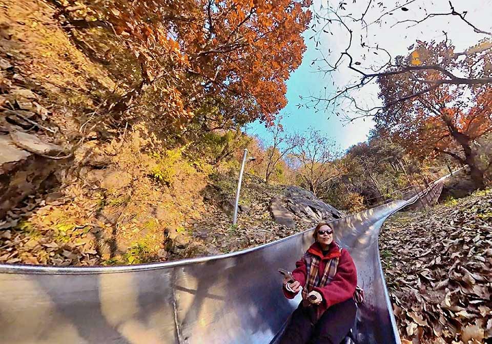 Experience the sliding game to see autumn landscapes in China. Photo: Character provided