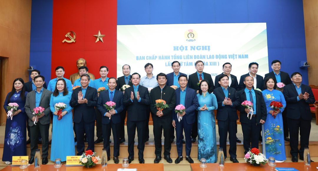 Lanh dao Tong LDLDVN chuc mung cac dong chi duoc bo sung vao Ban Chap hanh Tong LDLDVN khoa XIII, nhiem ky 2023-2028. Anh: Hai Nguyen