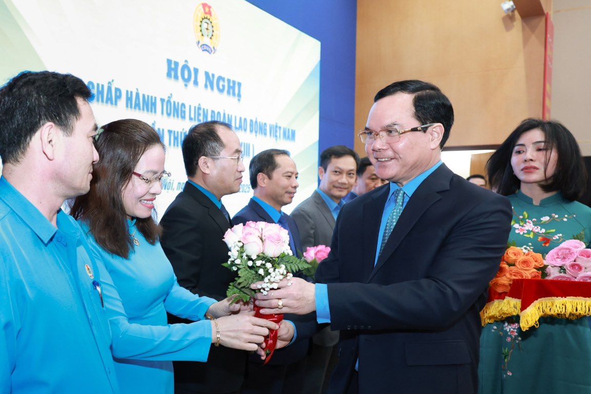 Mr. Nguyen Dinh Khang - Member of the Party Central Committee, Vice Chairman of the Central Committee of the Vietnam Fatherland Front, President of the Vietnam General Confederation of Labor presented flowers to congratulate the comrades who were elected to the Executive Committee of the Vietnam General Confederation of Labor, term XIII, 2023-2028. Photo: Hai Nguyen