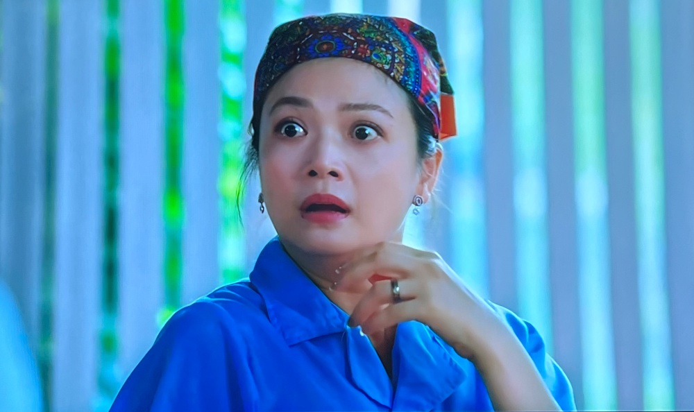 Ba Anh lam lao cong cho nha hang ma chong dang ngoi an. Anh: Cat tu video.