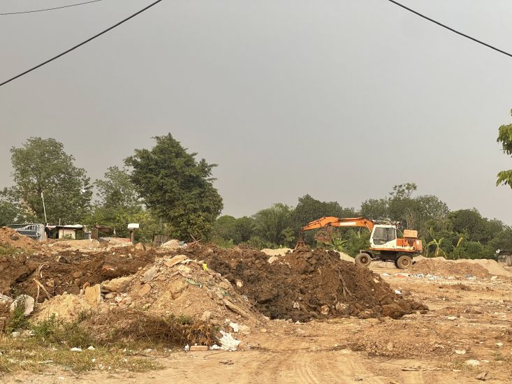 Bãi ngoài đê sông Thái Bình thành nơi tập kết phế thải trái phép. Ảnh: Mai Hương