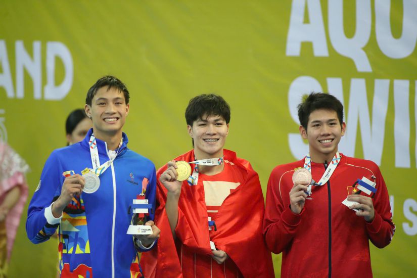 Tran Hung Nguyen (middle) won the first Gold Medal for the Vietnam Swimming Team. Photo: Minh Dan