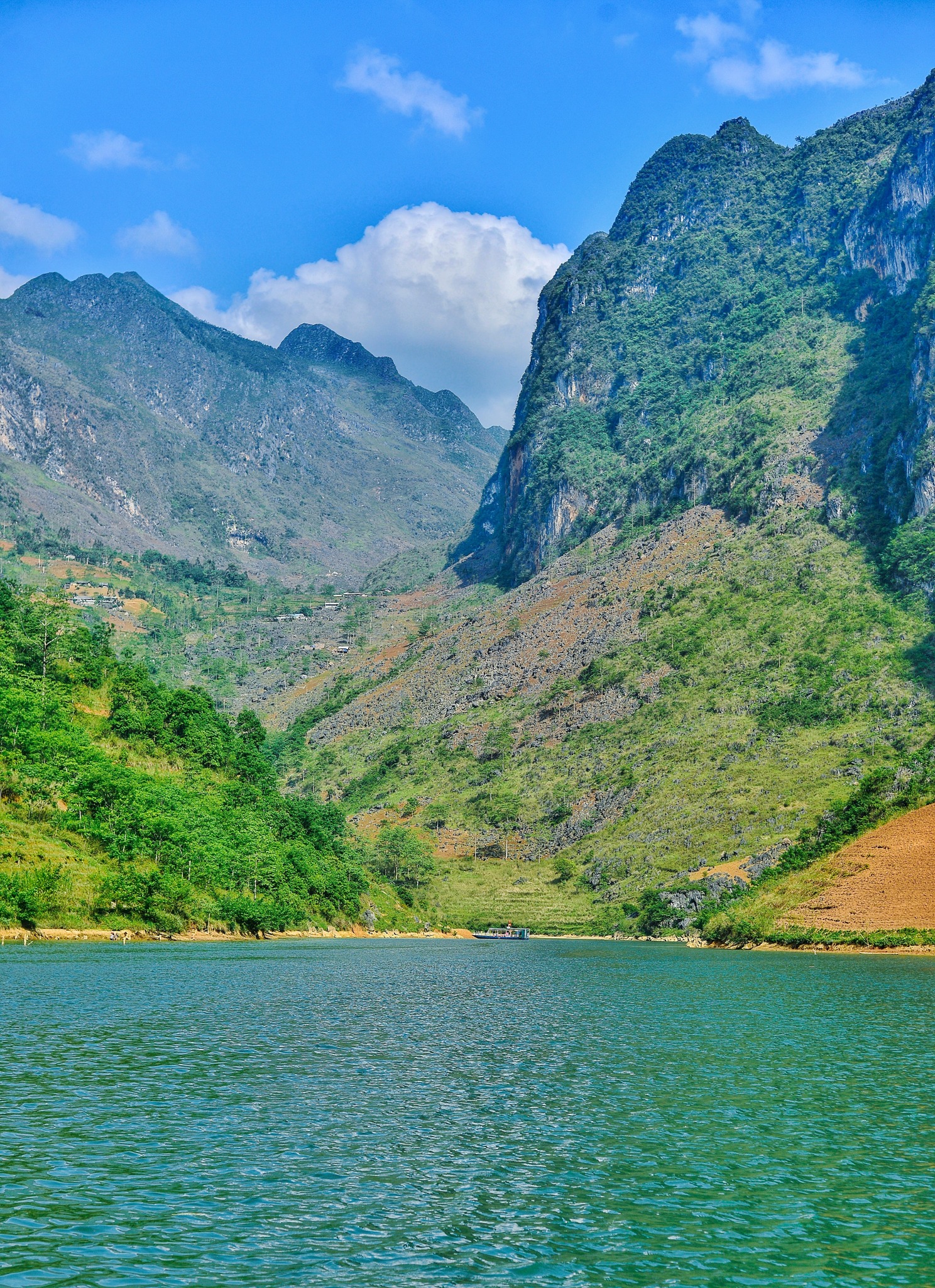 Su hien hoa va tho mong cua dong nuoc xanh ngoc bich tuong phan manh me voi buc tuong da sung sung bao quanh, goi len cam giac vua choang ngop, vua kinh so.