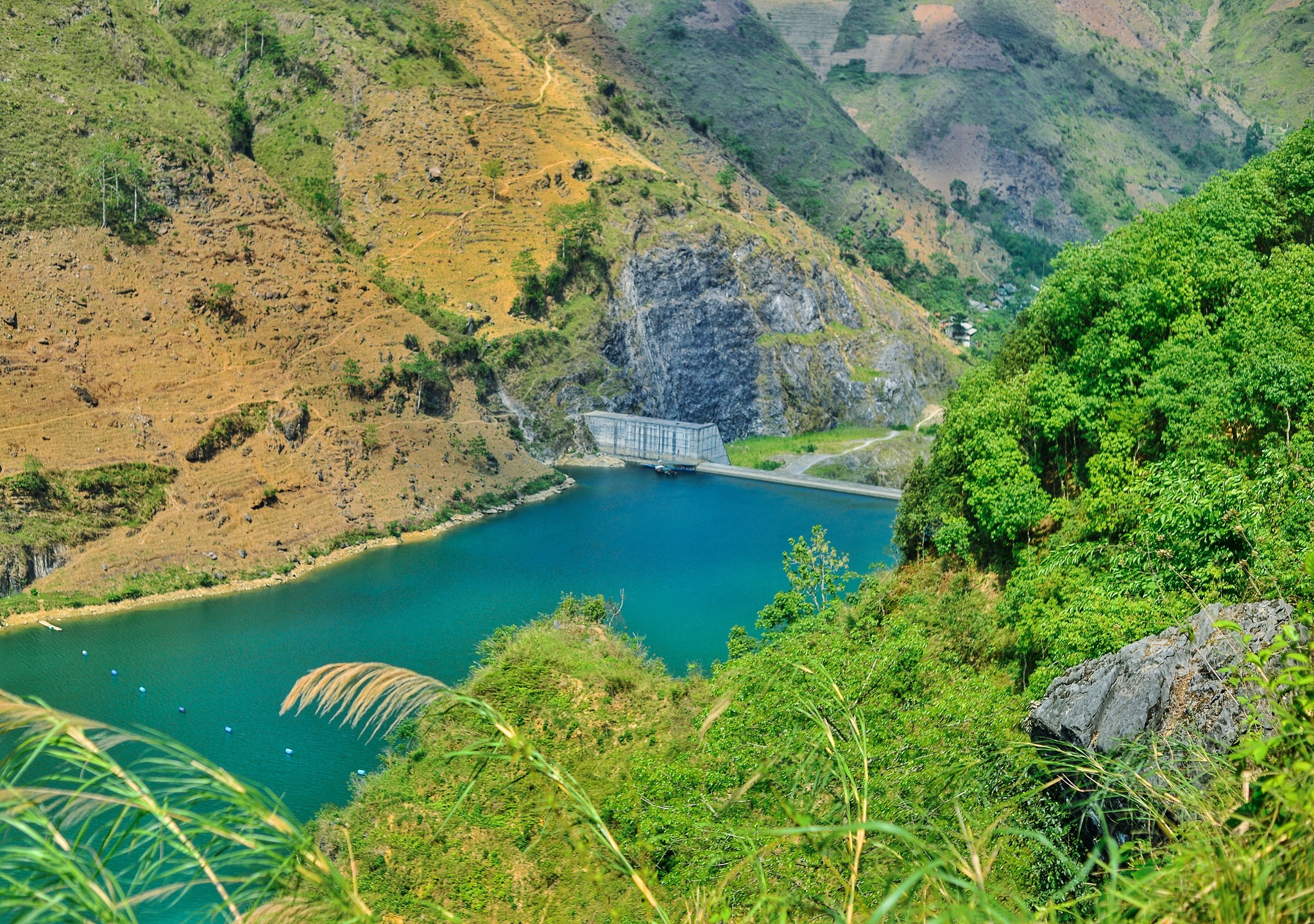 Song Nho Que khong chi mang gia tri canh quan. Nguon nuoc ngot trong lanh cua no khong nhung tuoi tam dat dai hai ven song ma con duoc dan nguoc nghin thuoc len cao de nuoi song hat thoc, hat ngo, rau cai va hoa tam giac mach tren cac thua ruong bac thang. Dong song con la nguon thuy san quan trong va tao ra gia tri quy gia khac la thuy dien, voi 3 nha may da duoc xay dung.