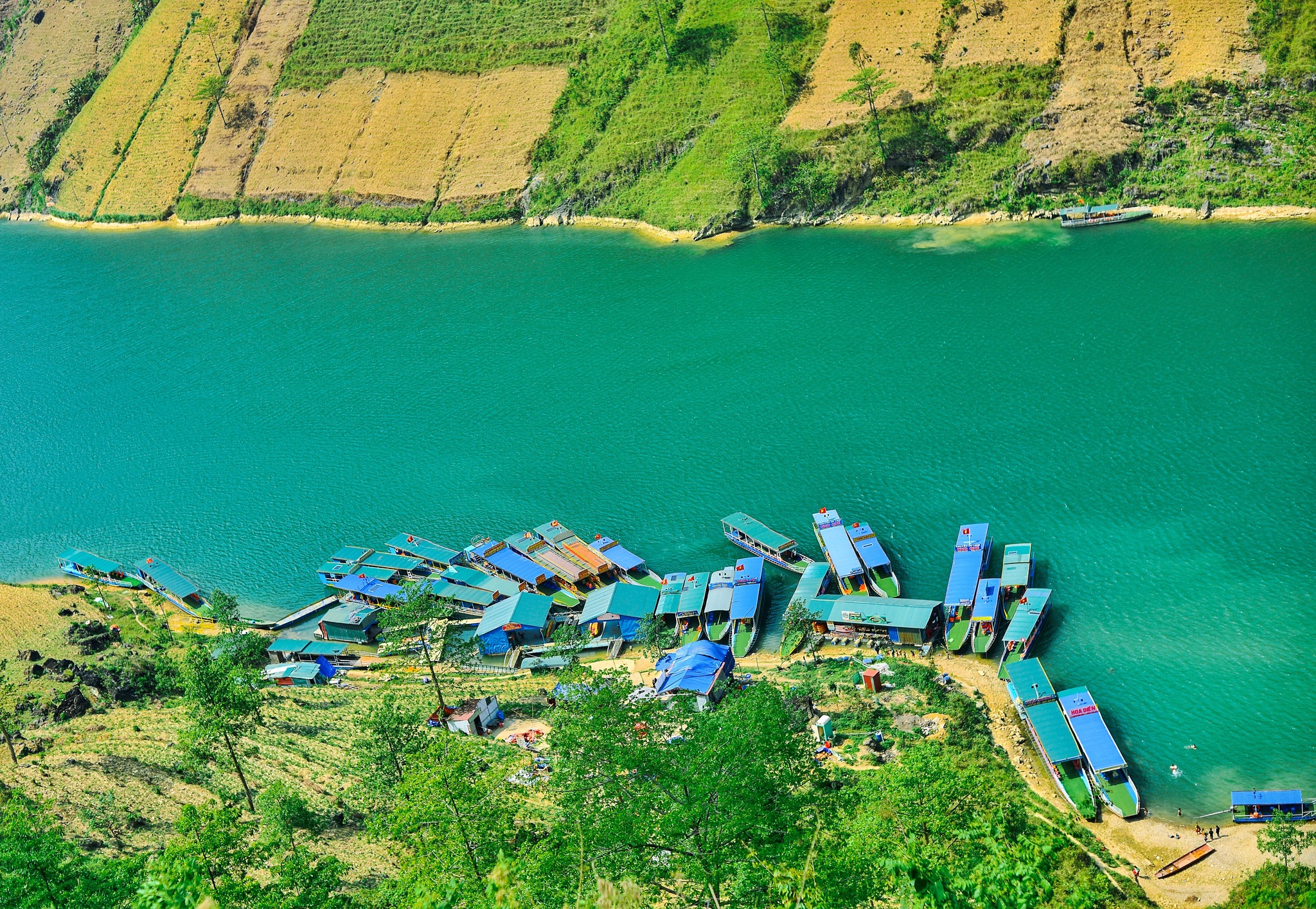Khoang hon 10 nam tro lai day, ngoai viec danh bat ca, nguoi dan dia phuong con co nguon thu nhap on dinh nho cac dich vu du lich tren song. Dich vu dung thuyen cho khach di ngam song Nho Que va bang qua hem vuc Tu San no ro, voi muc gia khoang 100.000 dong/khach.