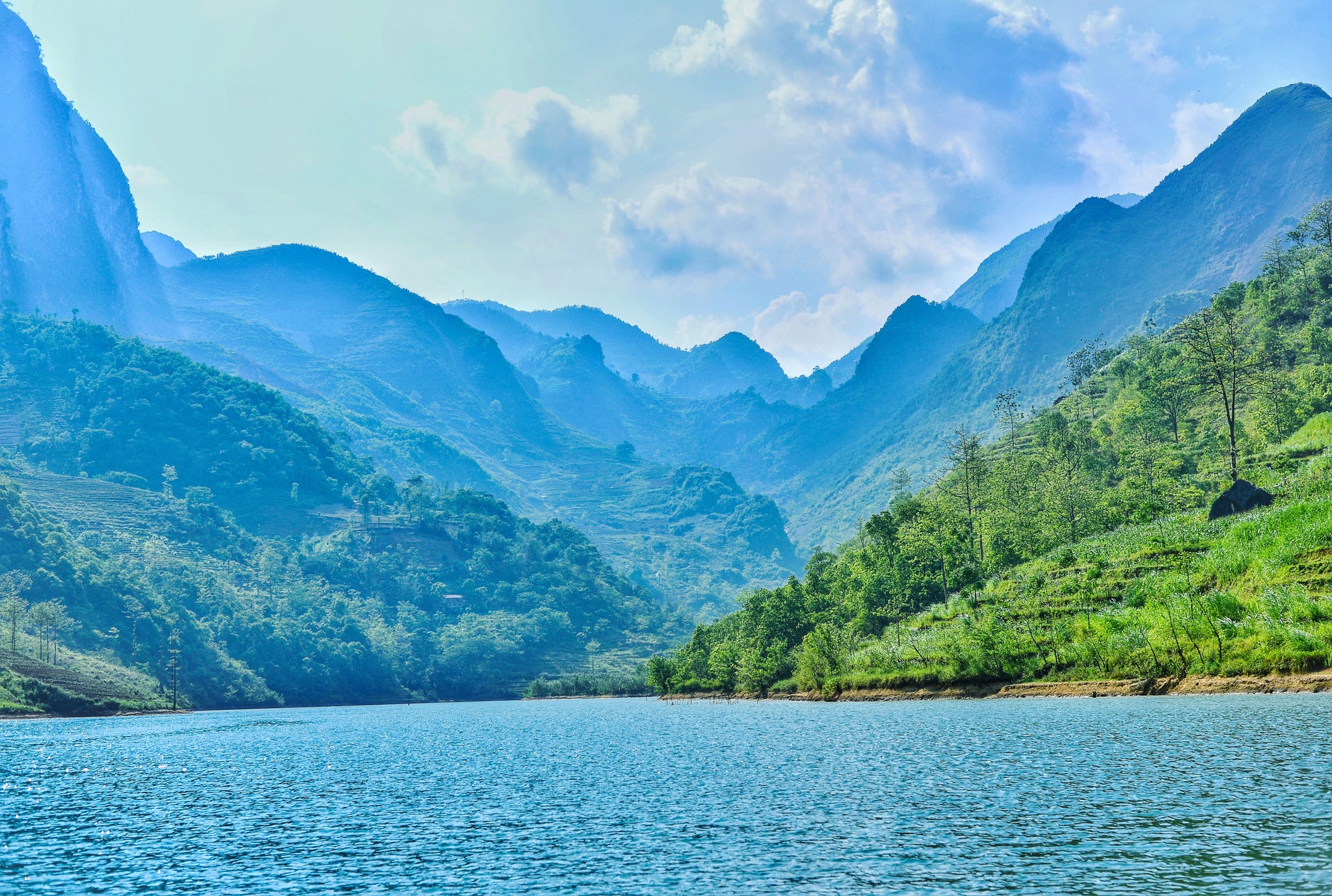 Song Nho Que (Tuyen Quang) khong chi noi tieng voi mau nuoc xanh ngoc bich ma con boi su tuong phan ngoan muc voi khung canh xung quanh. Noi day la minh chung song dong cho suc manh kien tao cua thien nhien, khi mot dong nuoc hien hoa lai len loi qua chan nhung vach da tai meo hiem tro cua hem vuc Tu San sau nghin met.