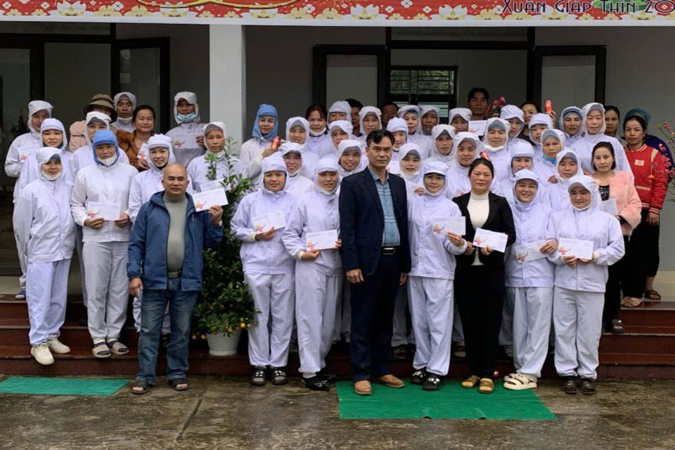 Tang qua cho cac doan vien cong doan va nguoi lao dong