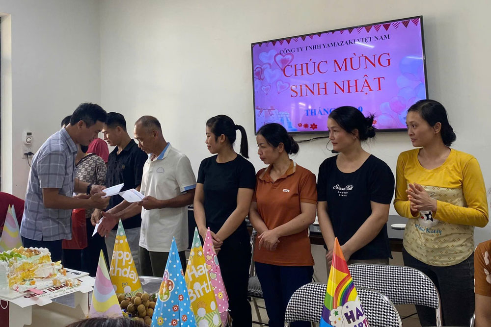 Tu cham lo tot doi song vat chat va tinh than cho doan vien, nguoi lao dong da thuc day cac phong trao thi dua. Anh: Thanh Hung