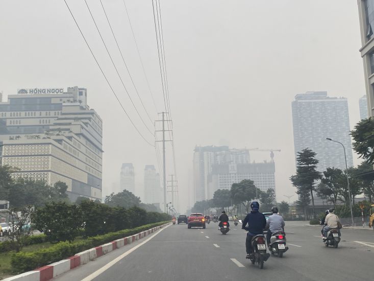 The air pollution in Hanoi has continued to worsen in recent days. The image of the city obscured in the fine dust lane was captured on the morning of December 11. Photo: Thuy Linh