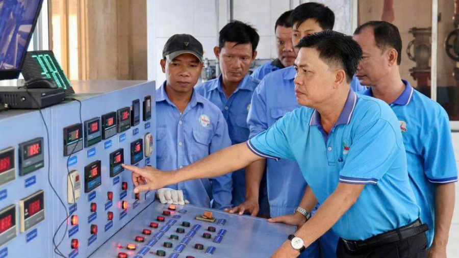Los trabajadores aprenden habilidades digitales aplicando la tecnologia al trabajo mejorando la eficiencia del trabajo. Foto: Hoang Loc