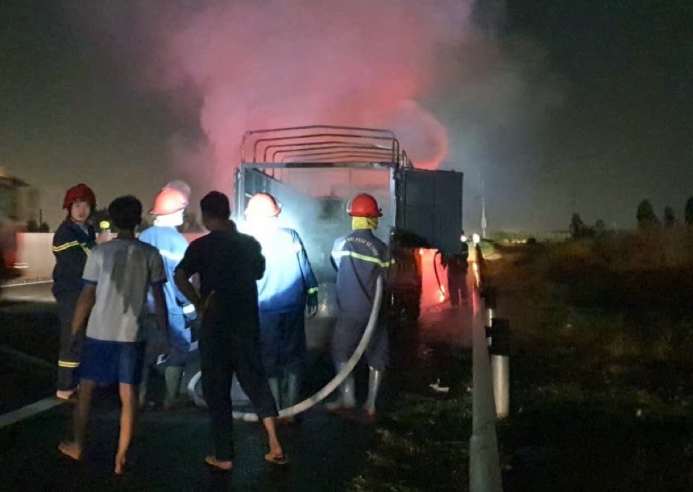 Luc luong Canh sat Phong chay chua chay den hien truong dap lua. Anh: Pham Duy