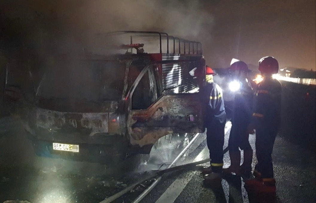 Xe tai boc chay tren cao toc Phan Thiet - Dau Giay. Anh: Pham Duy