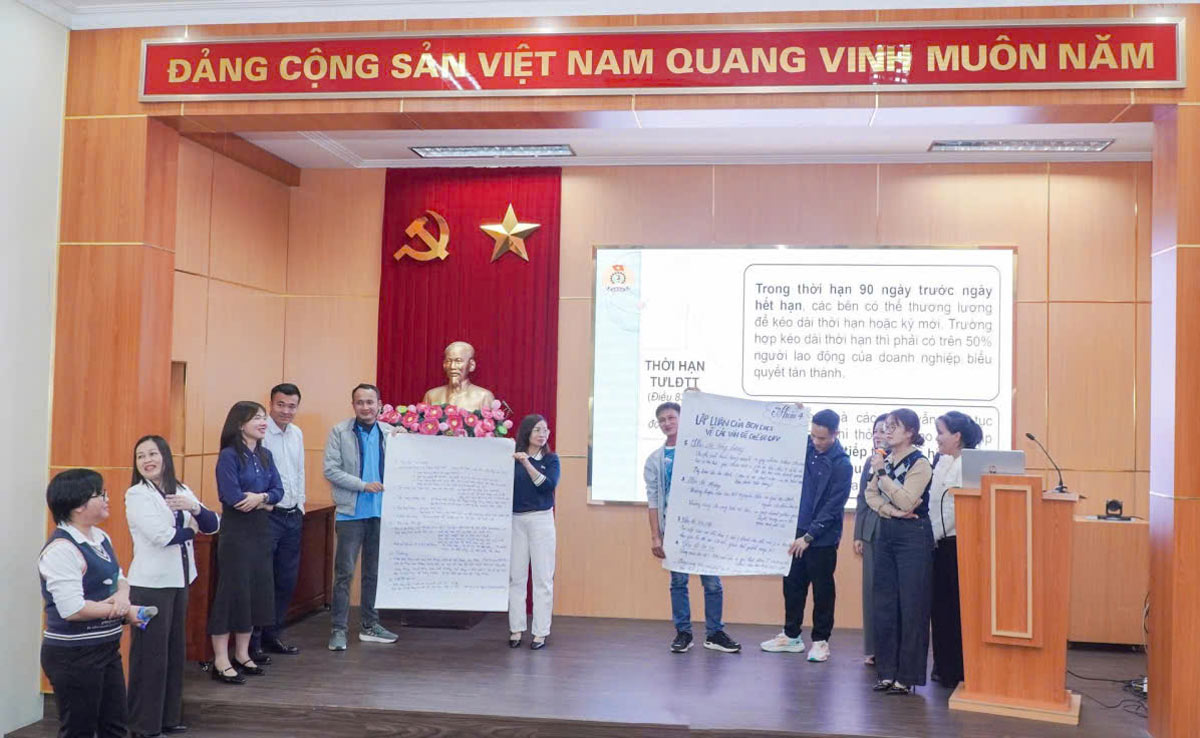 Les stagiaires presentent lors de la conference. Photo : Doan Hung