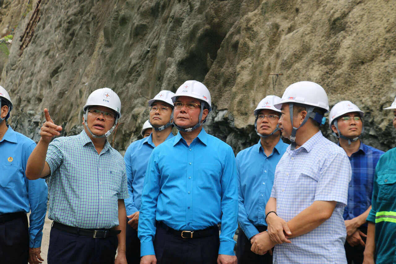 Chu tich Tong Lien doan Lao dong Viet Nam Nguyen Dinh Khang tham, tang qua, dong vien cong nhan tai Nha may Thuy dien Hoa Binh mo rong. Anh: Yen San