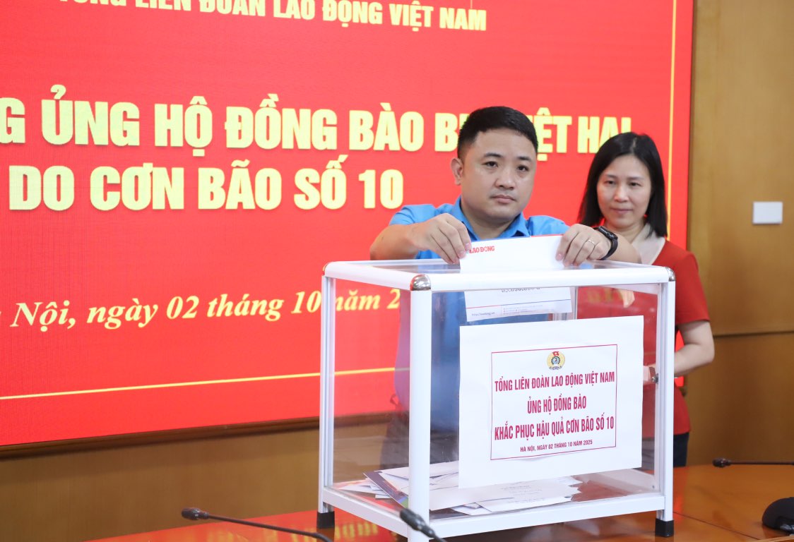 Dai dien Bao Lao Dong ung ho tai le phat dong ung ho dong bao bi thiet hai do bao lu. Anh: Bao Han