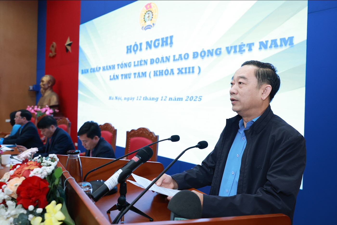 Mr. Le Van Hoa - Vice Chairman of the Ho Chi Minh City Labor Federation discussed in the hall the issue of regional minimum wage. Photo: Hai Nguyen