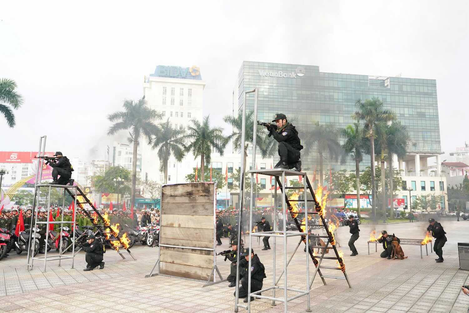 Phòng Cảnh sát cơ động Công an TP Huế trình diễn Kỹ, chiến thuật vận động tiếp cận mục tiêu. Ảnh: Trần Hồng.