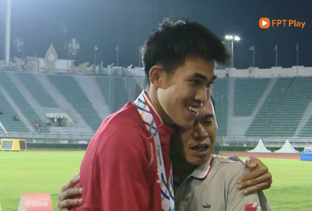 Manh Hung om bo khi thay ong xuc dong truoc thanh tich ca nhan cua minh. Anh: Cat tu video