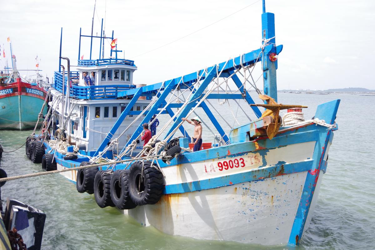 어선은 해안 경비대 3구역에 의해 Phuoc Thang 구 301 해대 항구로 끌려갔습니다. 사진: CSB3