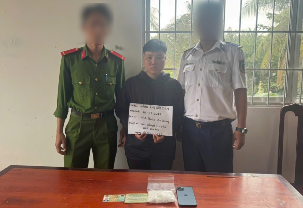 Tổ công tác của Bộ Tư lệnh Vùng Cảnh sát biển 4 chủ trì, phối hợp với Công an đặc khu Phú Quốc tiến hành bắt quả tang Tiên có hành vi vận chuyển trái phép ma túy. Ảnh: BTL Vùng CSB4