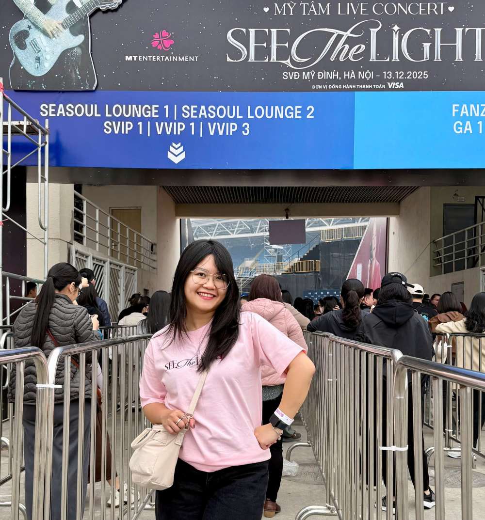 Chi Linh Phung tu Sai Gon bay ra Ha Noi xem concert. Anh: Nhan vat cung cap.