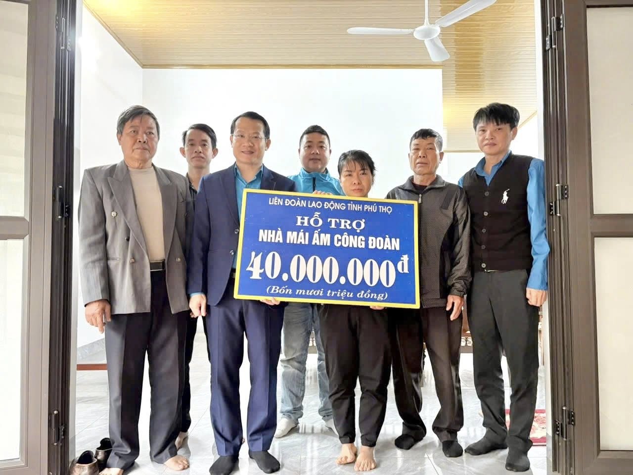 Phu Tho Provincial Federation of Labor awarded support funds for the "Union Shelter" house. Photo: Phu Tho Trade Union