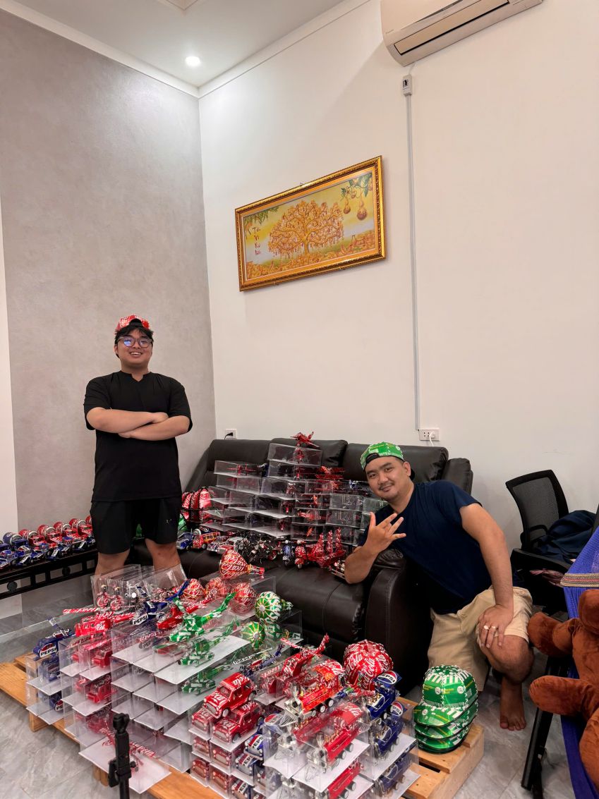 Anh Luong Thanh Nguyen (ben phai) cung cac san pham tai che tu vo lon. Anh: Nhan vat cung cap