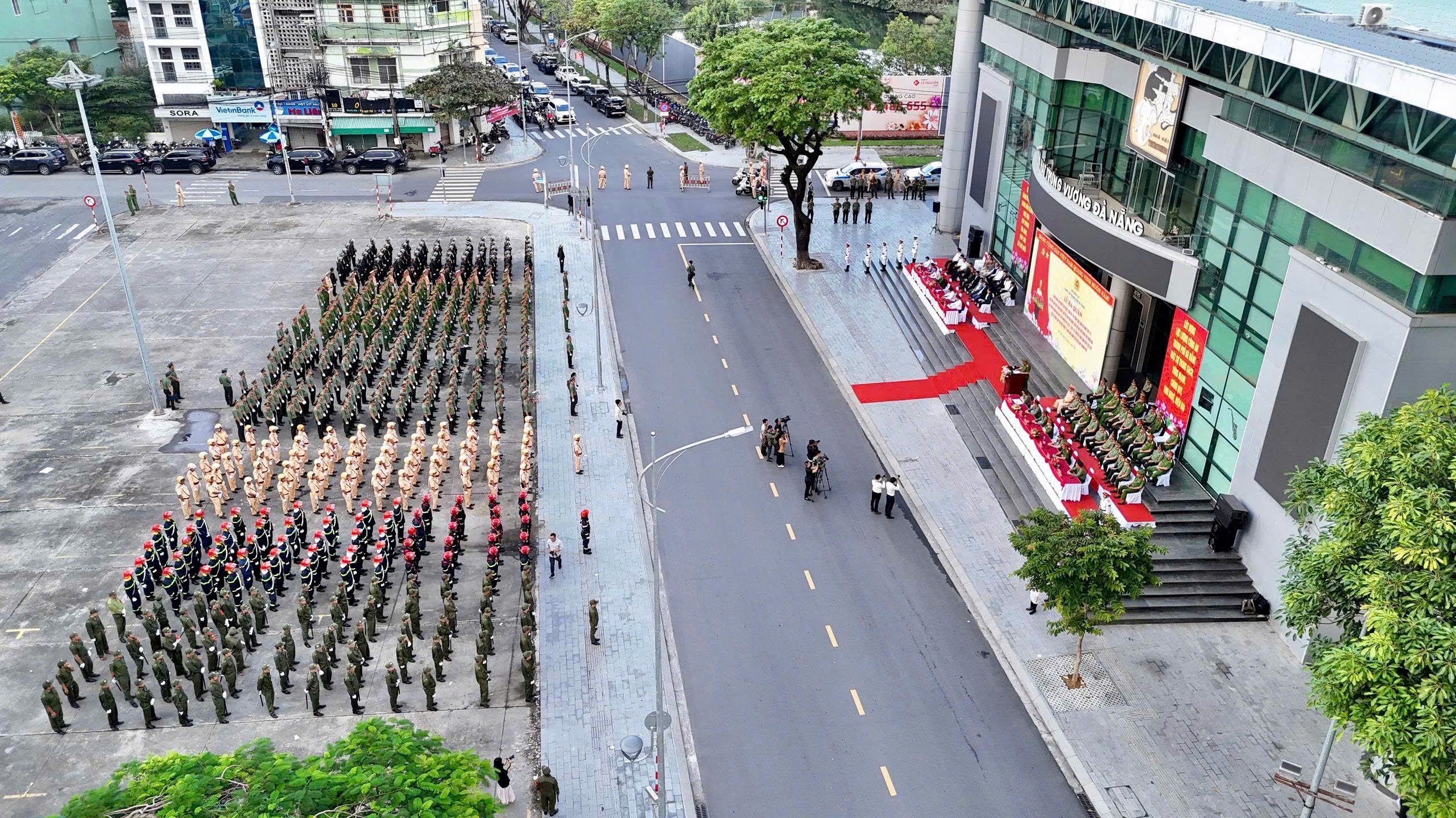 Huy dong toi da luc luong, phuong tien, dong loat ra quan tran ap manh me cac loai toi pham. Anh: Tran Thi