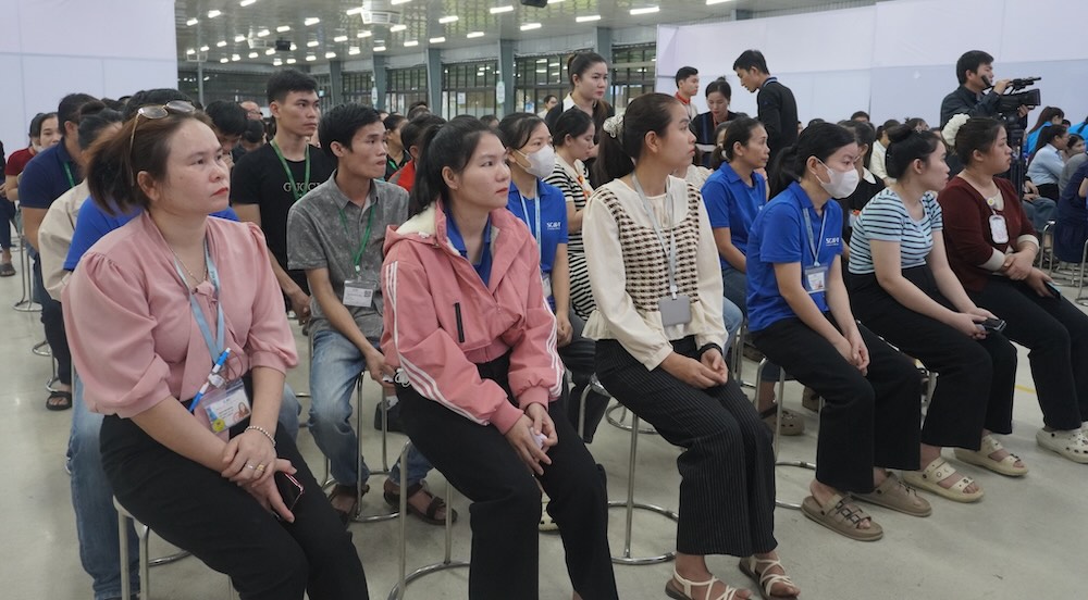 Doan vien, nguoi lao dong Cong doan co so Cong ty SCAVI Hue tai buoi nhan ho tro. Anh: Quynh Nhu