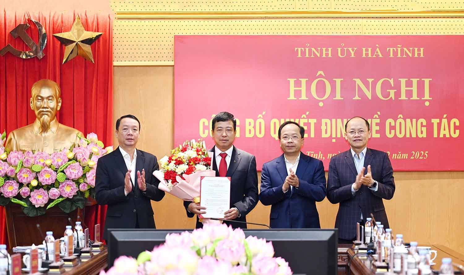 Mr. Tran Tu Anh received the decision approving the position of Chairman of the Inspection Committee of Ha Tinh Provincial Party Committee. Photo: Thu Ha.