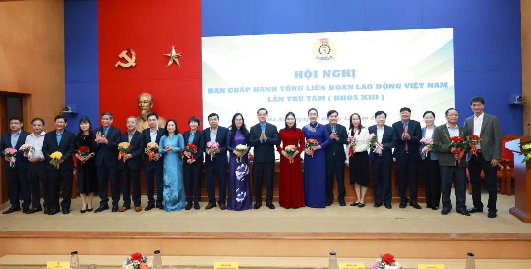 Lanh dao Tong Lien doan Lao dong Viet Nam tang hoa, chia tay cac dong chi thoi tham gia Ban Chap hanh Tong Lien doan Lao dong Viet Nam khoa XIII. Anh: Hai Nguyen