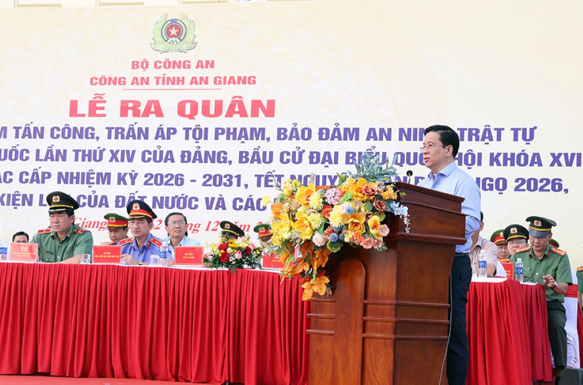 Chu tich UBND tinh An Giang Ho Van Mung phat bieu tai le ra quan thuc hien dot cao diem tan cong tran ap toi pham dip cac su kien quan trong. Anh: Vu Tien