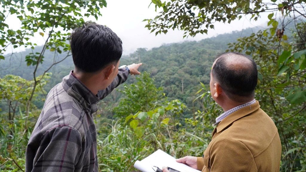 Tram quan ly, bao ve rung khu vuc xa Minh Long thuong xuyen tuyen truyen de cac ho nhan khoan bao ve rung hieu, nam ro cac quy dinh ve cong tac bao ve rung. Anh: Vien Nguyen
