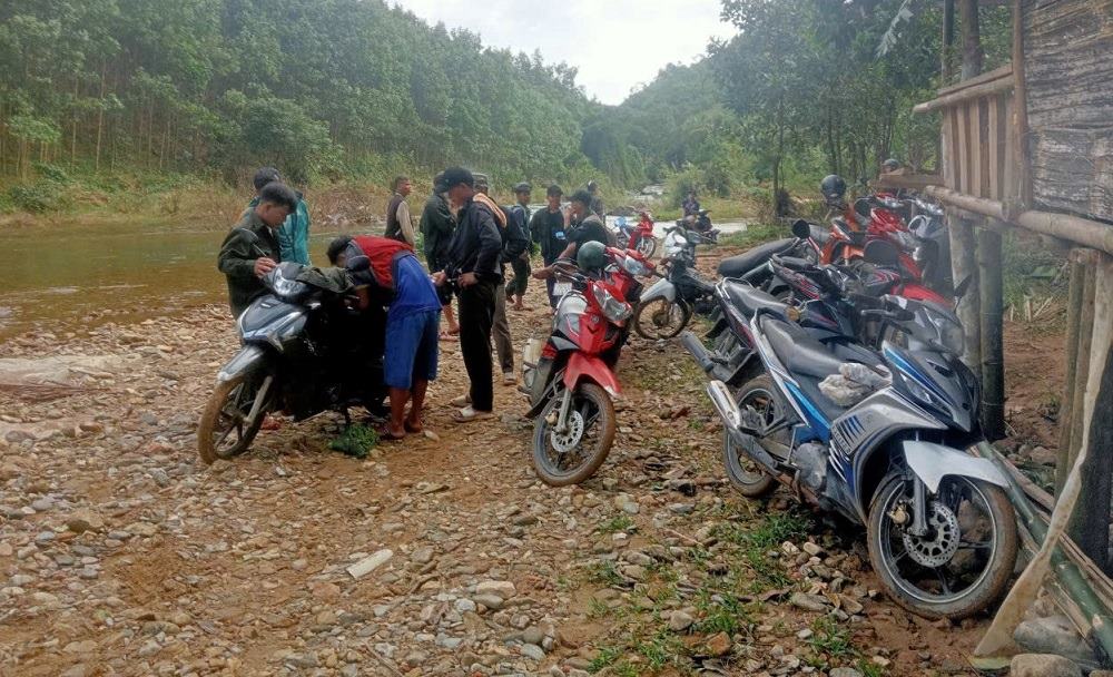 Thoi diem cuoi nam la thoi gian ma cac doi tuong ngoai dia phuong hay loi dung tham nhap vao de thuc hien cac hanh vi khai thac lam san, san ban dong vat rung trai phep... nen To cong dong bao ve rung thon Lang Ren, xa Minh Long tang cuong cong tac tuan tra bao ve rung. Anh: Vien Nguyen