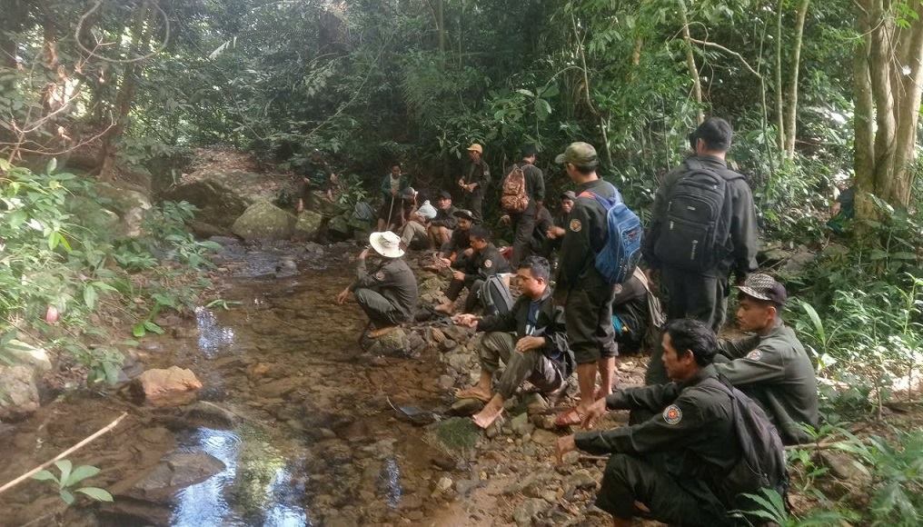 Members of the Forest Protection Community Team of Lang Ren village, Minh Long commune, Quang Ngai province patrol and protect the forest. Photo: Vien Nguyen