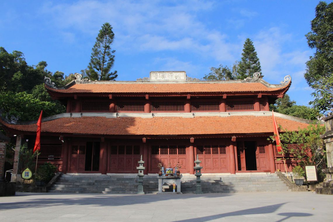 ឡើងភ្នំដើម្បីគយគន់ស្លឹកឈើរដូវស្លឹកឈើជ្រុះនៅវត្តបុរាណអាយុ ៧០០ ឆ្នាំមួយក្នុងទីក្រុងហៃផុង។