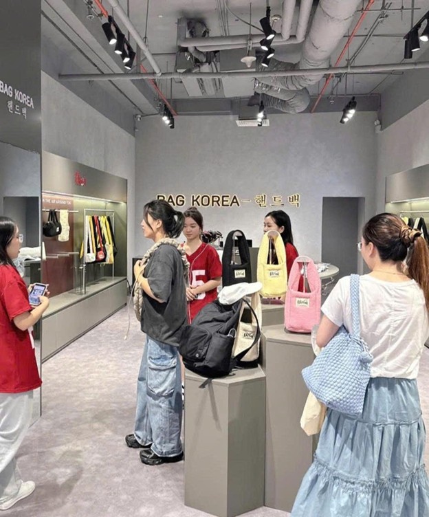 Khach hang trong ngay khai truong tai flagship store Tp.HCM. Anh: Bag Korea