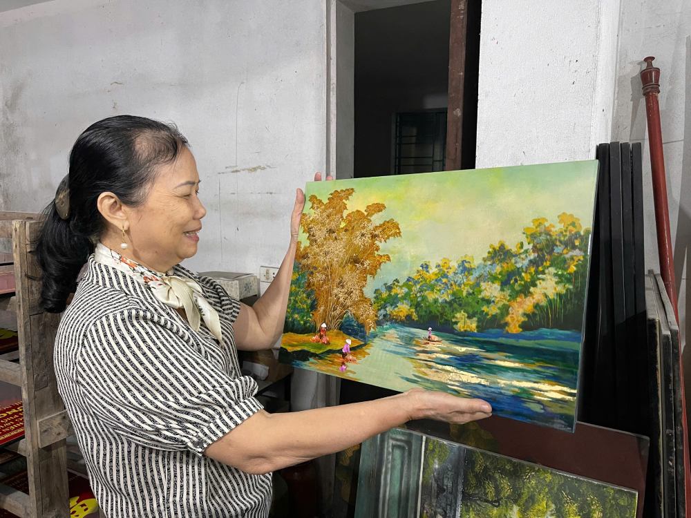 Nghe nhan Uu tu Nguyen Thi Hoi ben san pham tam huyet cua minh. Anh: Quynh Chi